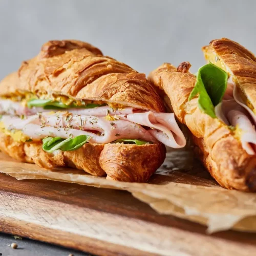 Panes rústicos y croissants de calidad